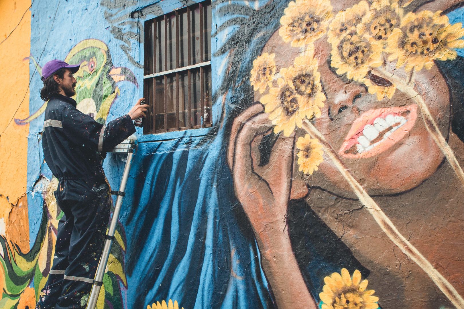 رسام لوحات جدران حائل